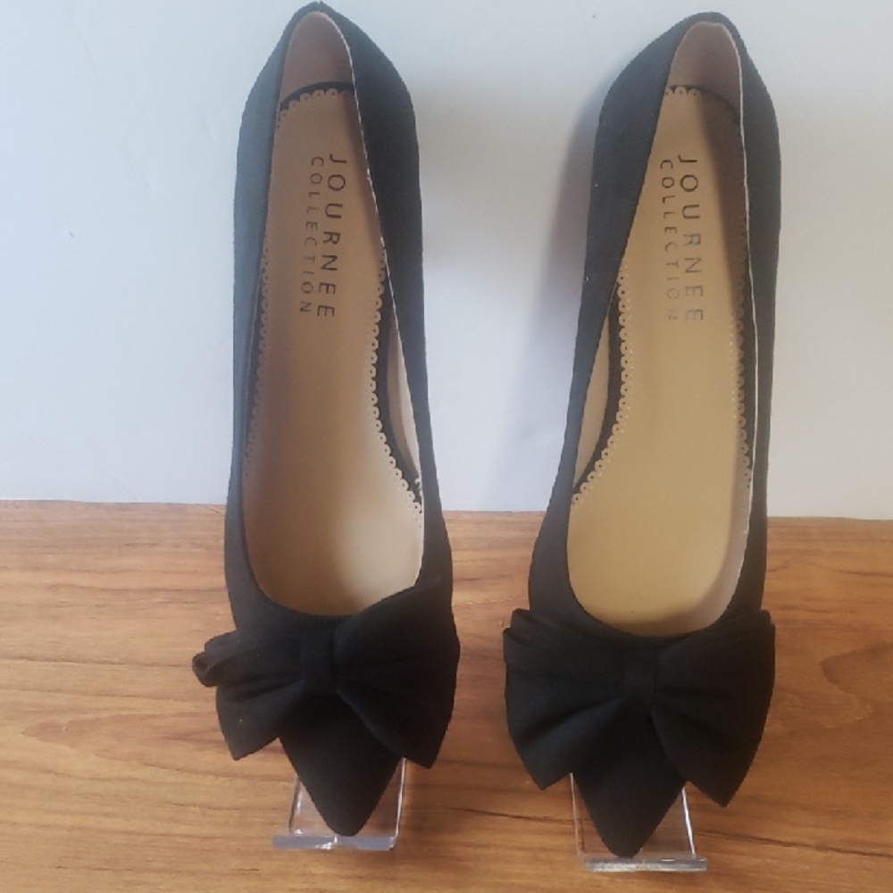 Journee Collection "Orana" Black Faux Suede Dress Pump with Bow Accent  Size 8.5